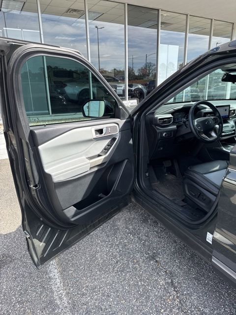 Used 2022 Ford Explorer XLT w/ Equipment Group 202A image 8