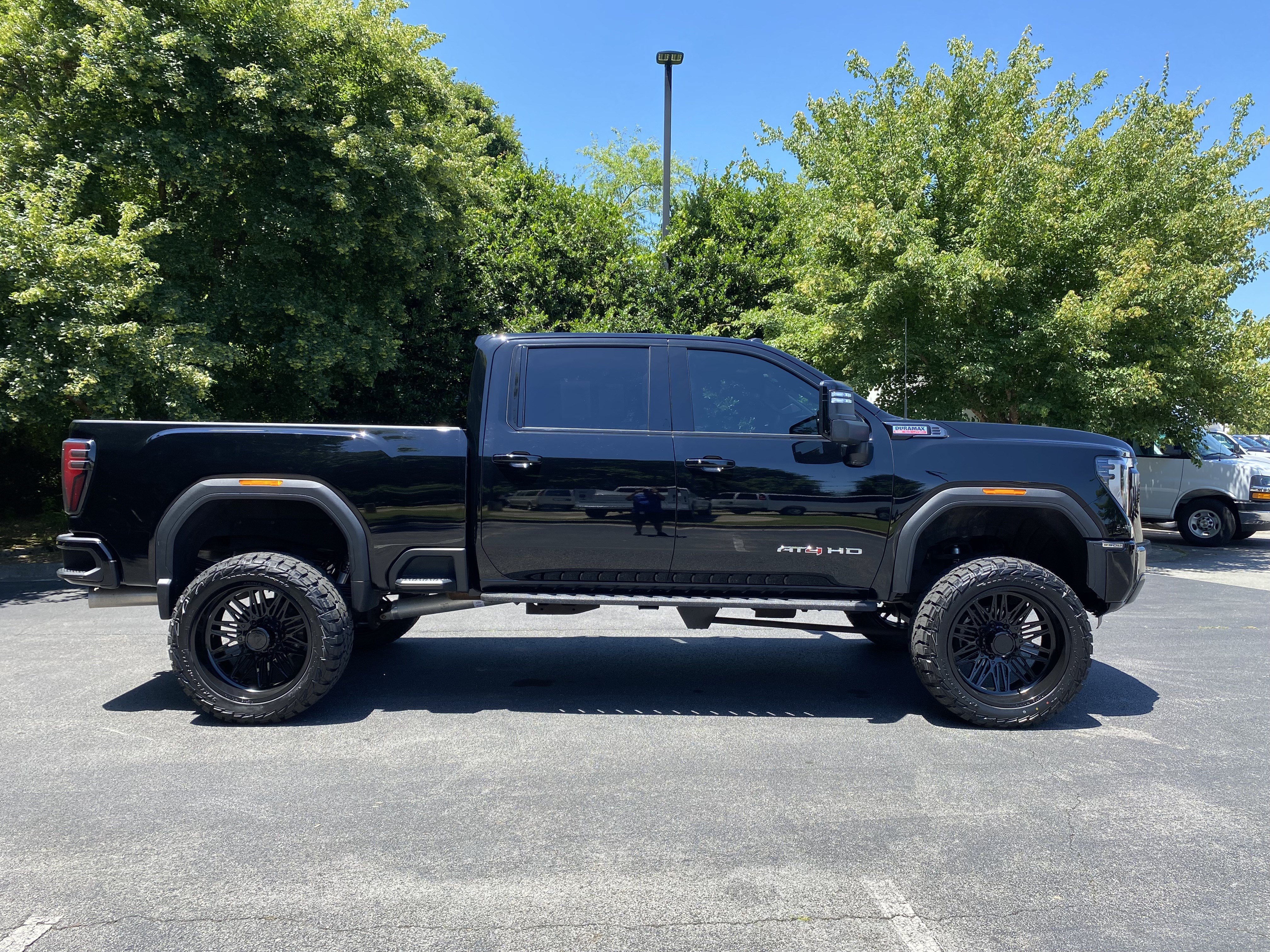 Used 2025 GMC Sierra 2500 AT4 w/ AT4 Premium Plus Package AWD/4WD image 10