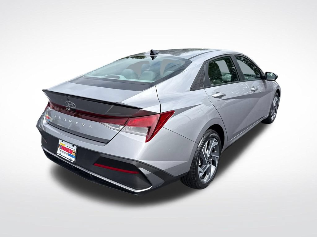 Certified 2025 Hyundai Elantra Sport FWD image 5
