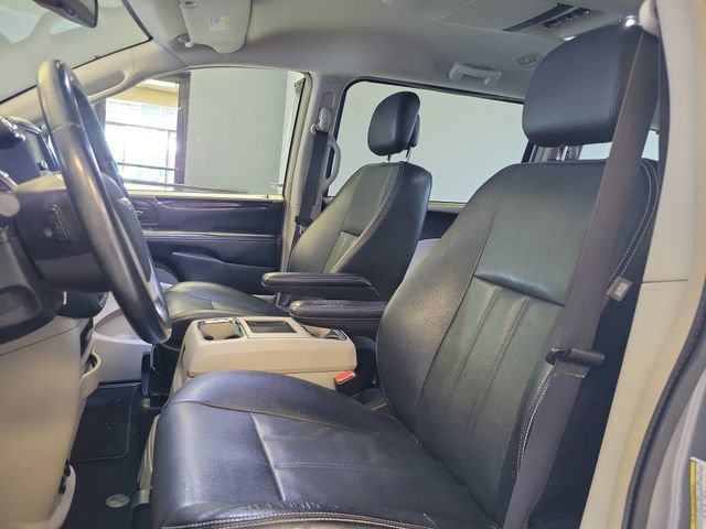 Used 2016 Chrysler Town & Country Touring FWD image 6