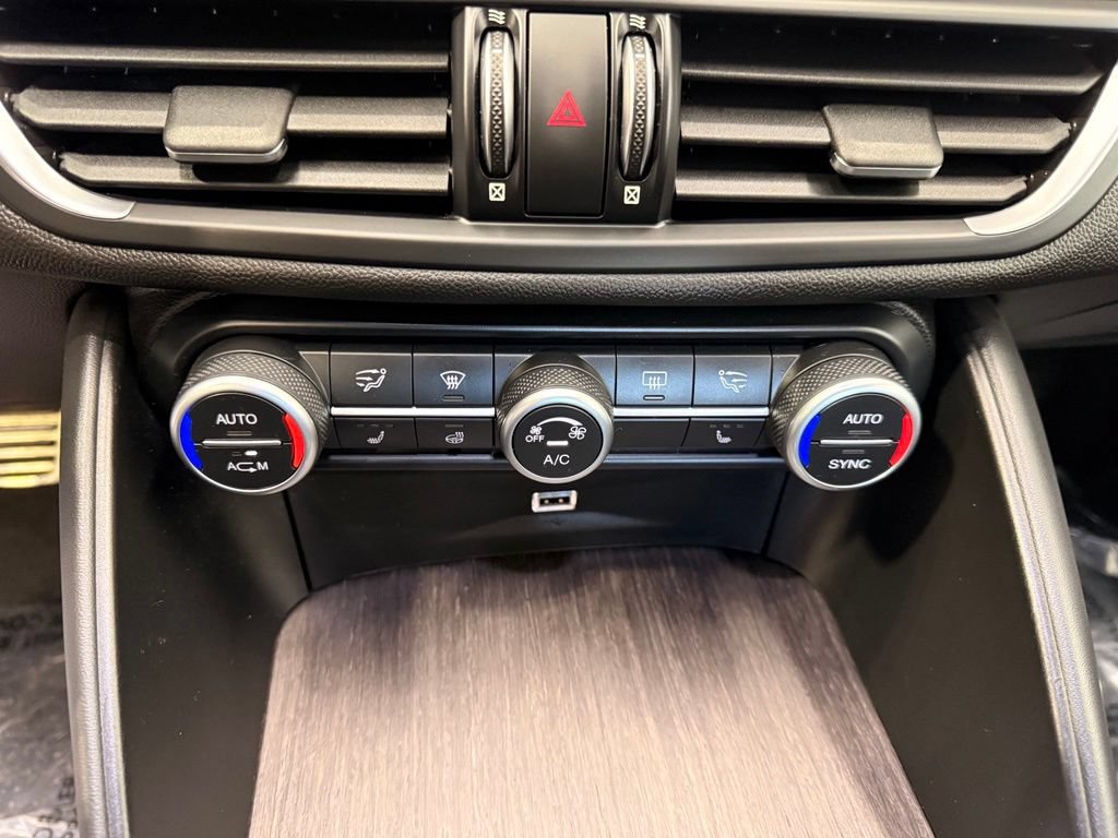 Used 2019 Alfa Romeo Giulia Ti w/ Quick Order Package 22X Lusso AWD/4WD image 18