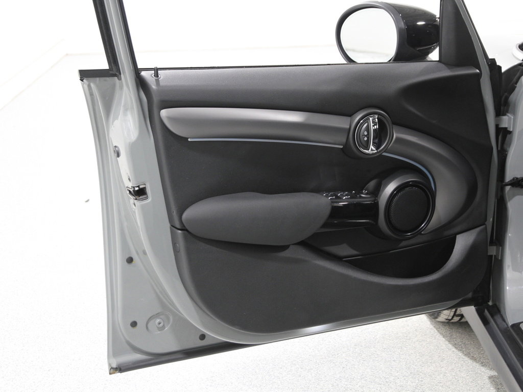 Certified 2023 MINI Cooper 4-Door Hardtop image 4