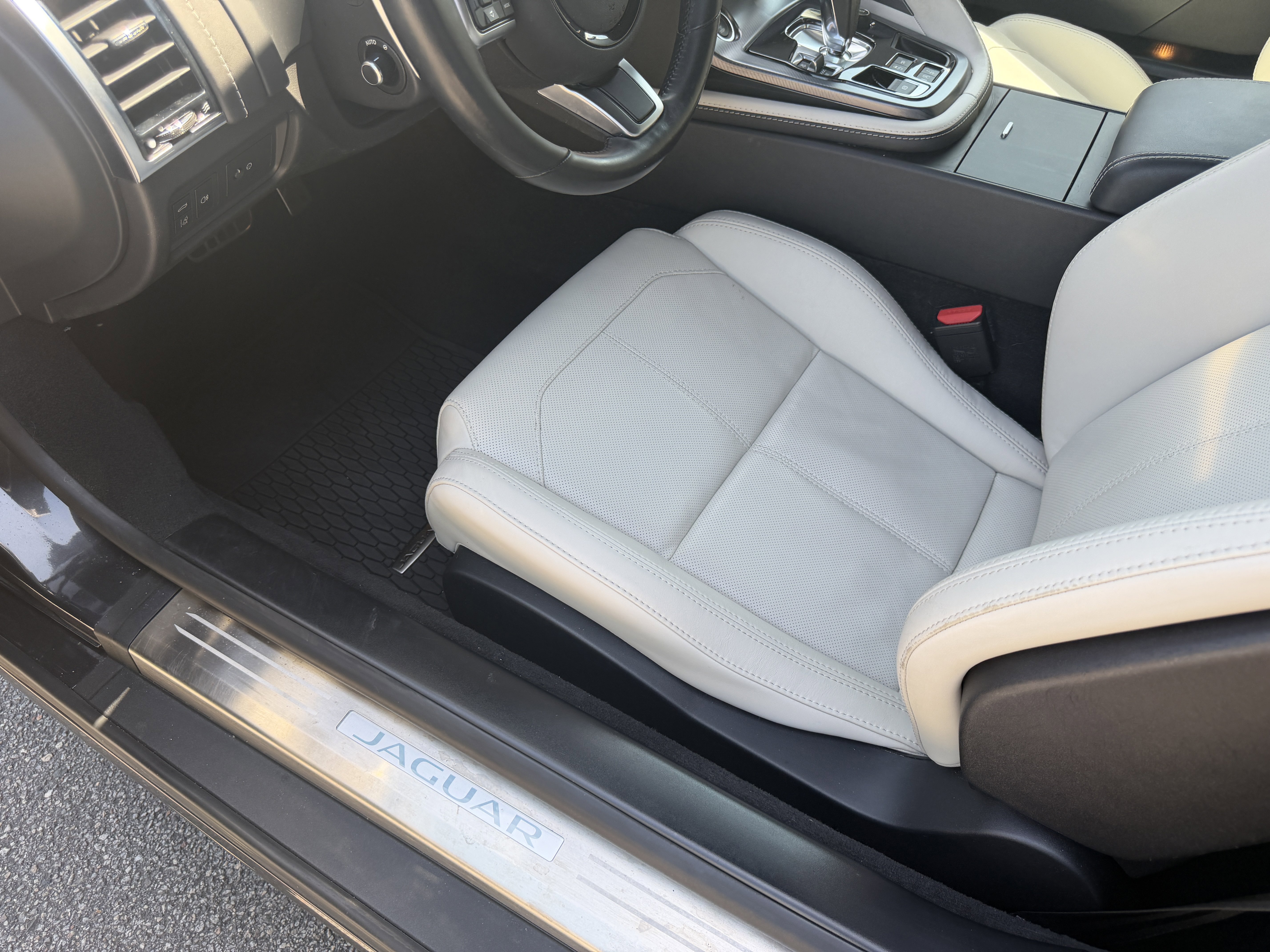 Used 2023 Jaguar F-TYPE R-Dynamic image 14