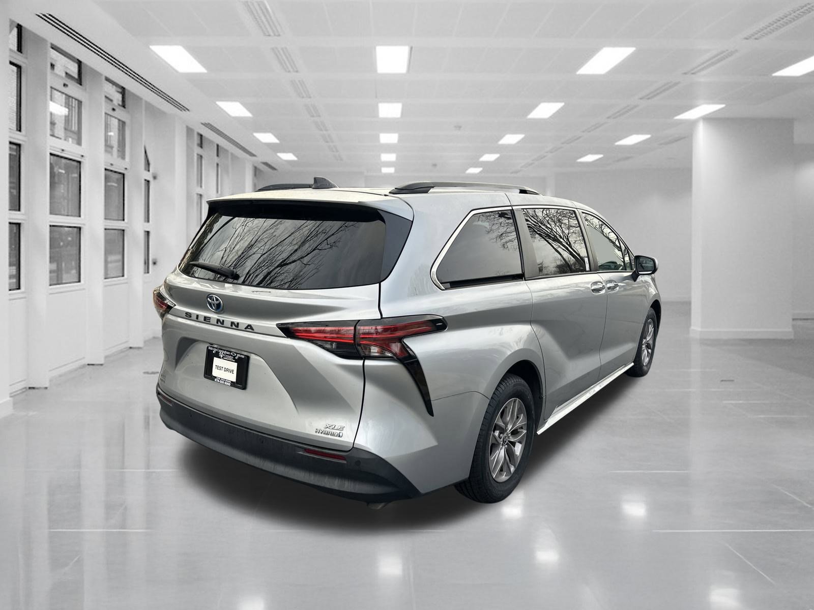 Used 2022 Toyota Sienna XLE image 5