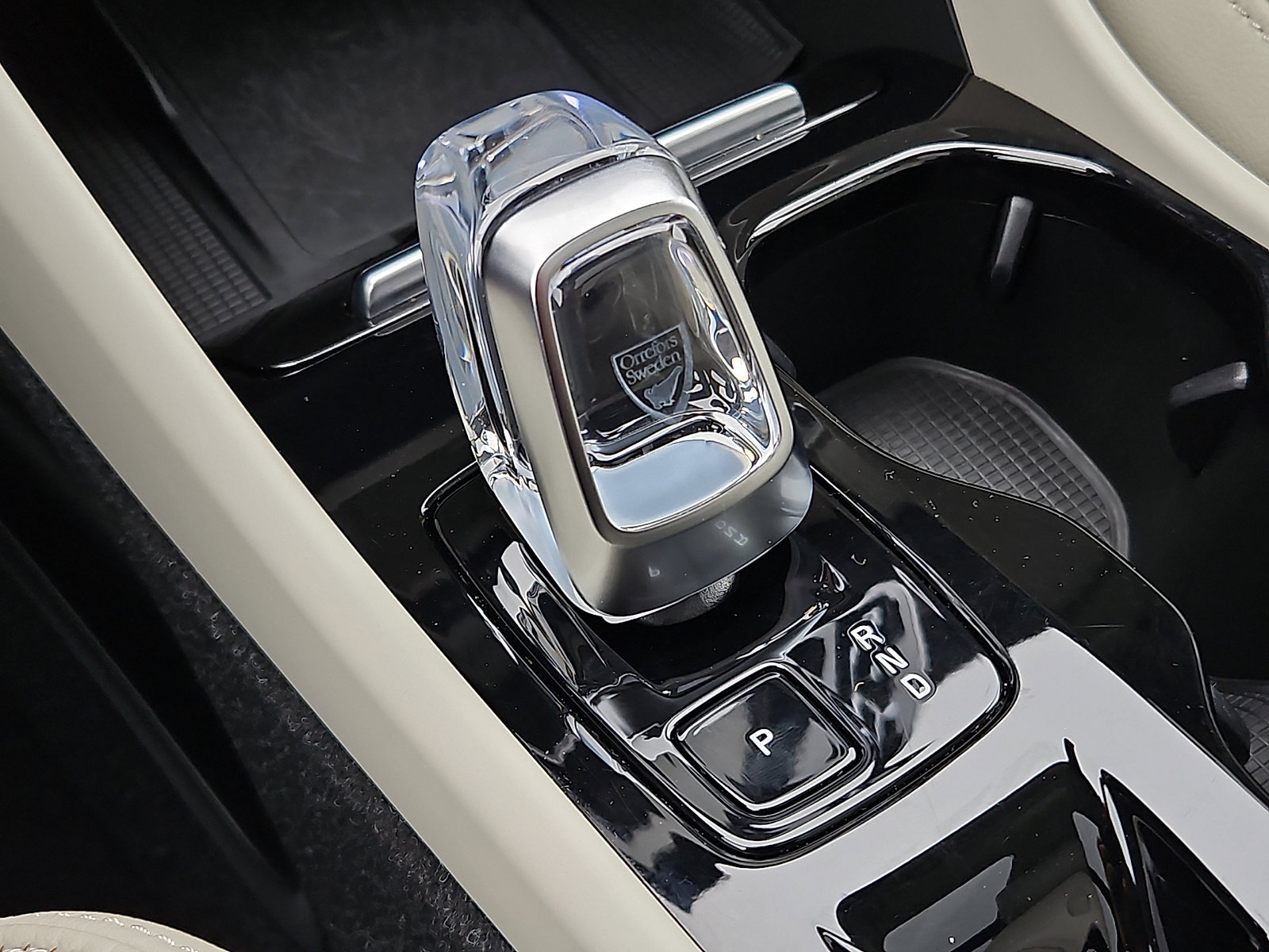 Certified 2023 Volvo XC40 B5 Ultimate w/ Protection Package Premier image 15