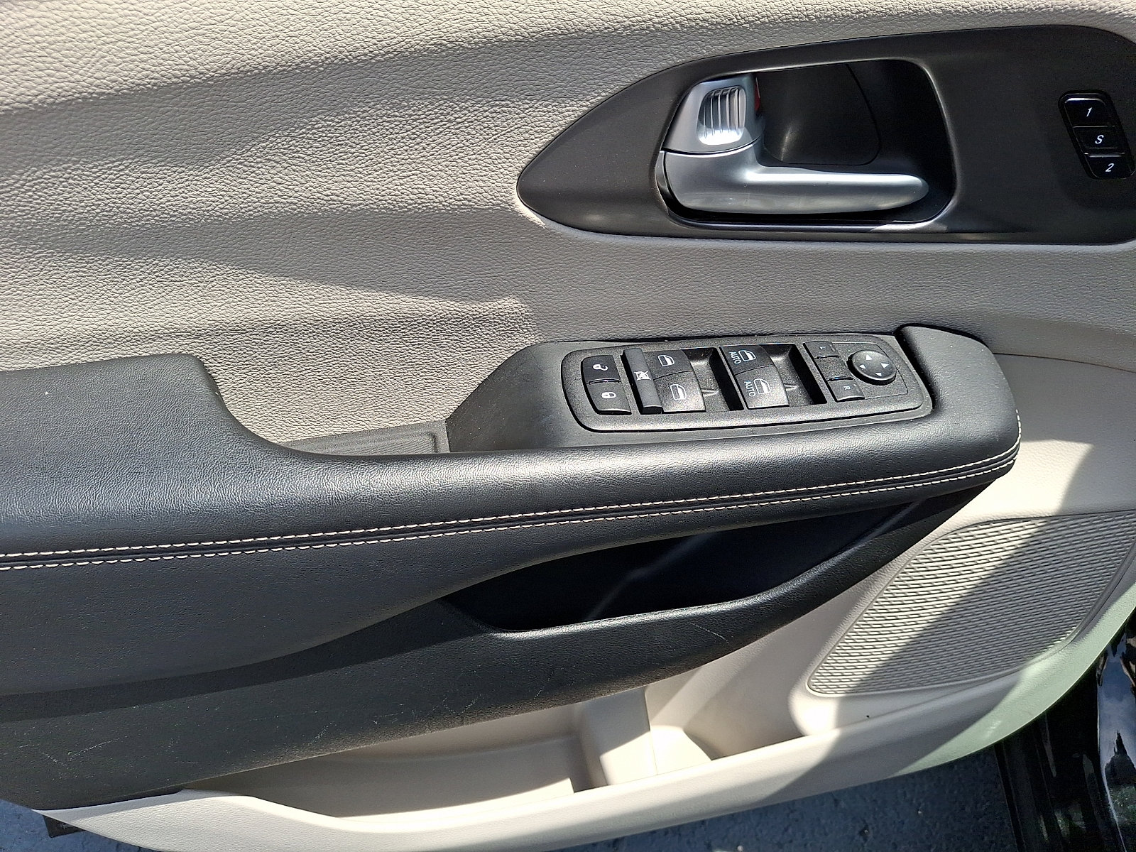 Used 2024 Chrysler Pacifica Touring-L FWD image 11
