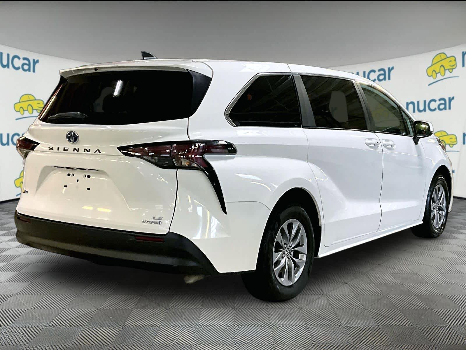 Used 2024 Toyota Sienna LE image 6