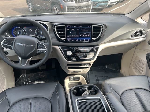 Used 2024 Chrysler Pacifica Touring-L FWD image 21