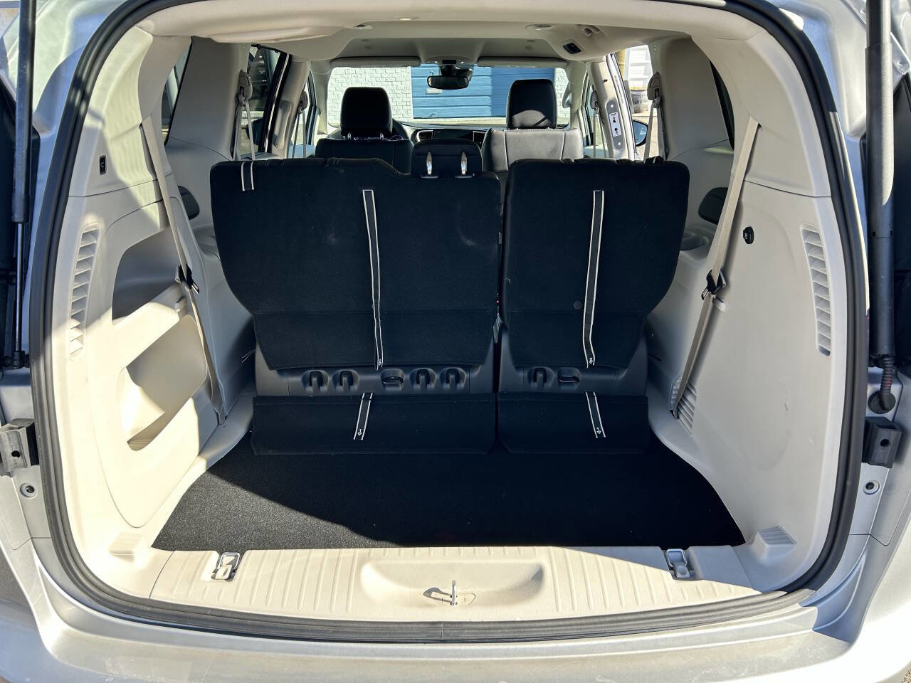 Used 2024 Chrysler Pacifica Touring-L image 9