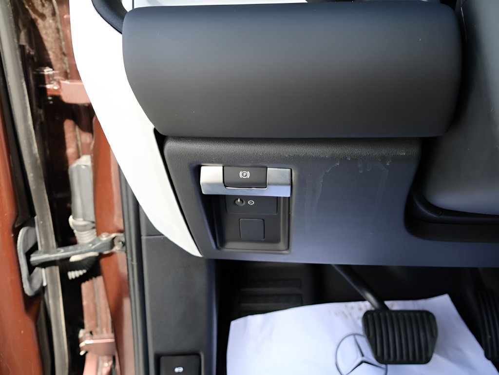 Certified 2025 Land Rover Defender 130 X-Dynamic SE AWD/4WD image 34