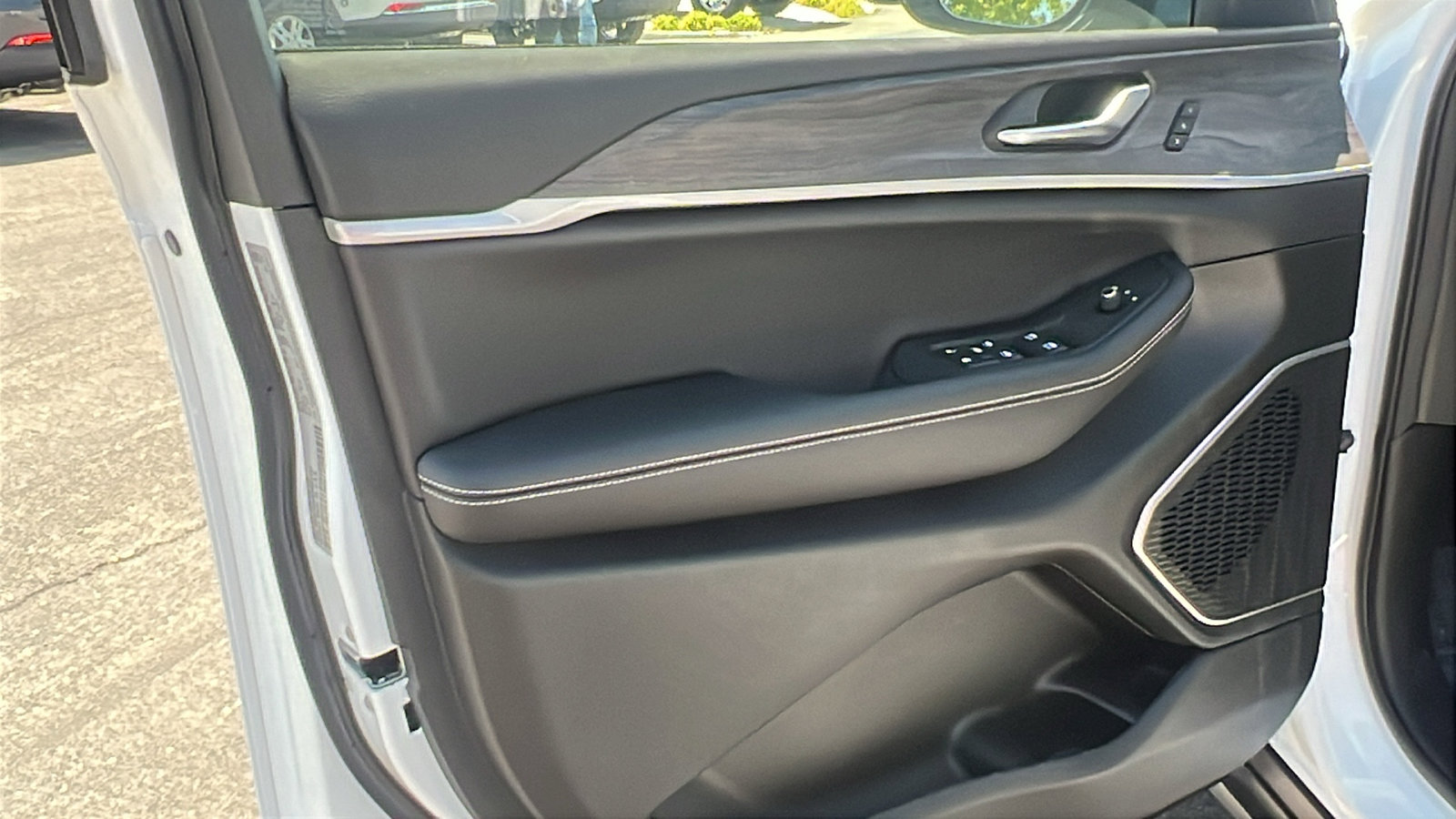 New 2025 Jeep Grand Cherokee L Limited w/ Luxury Tech Group II image 13