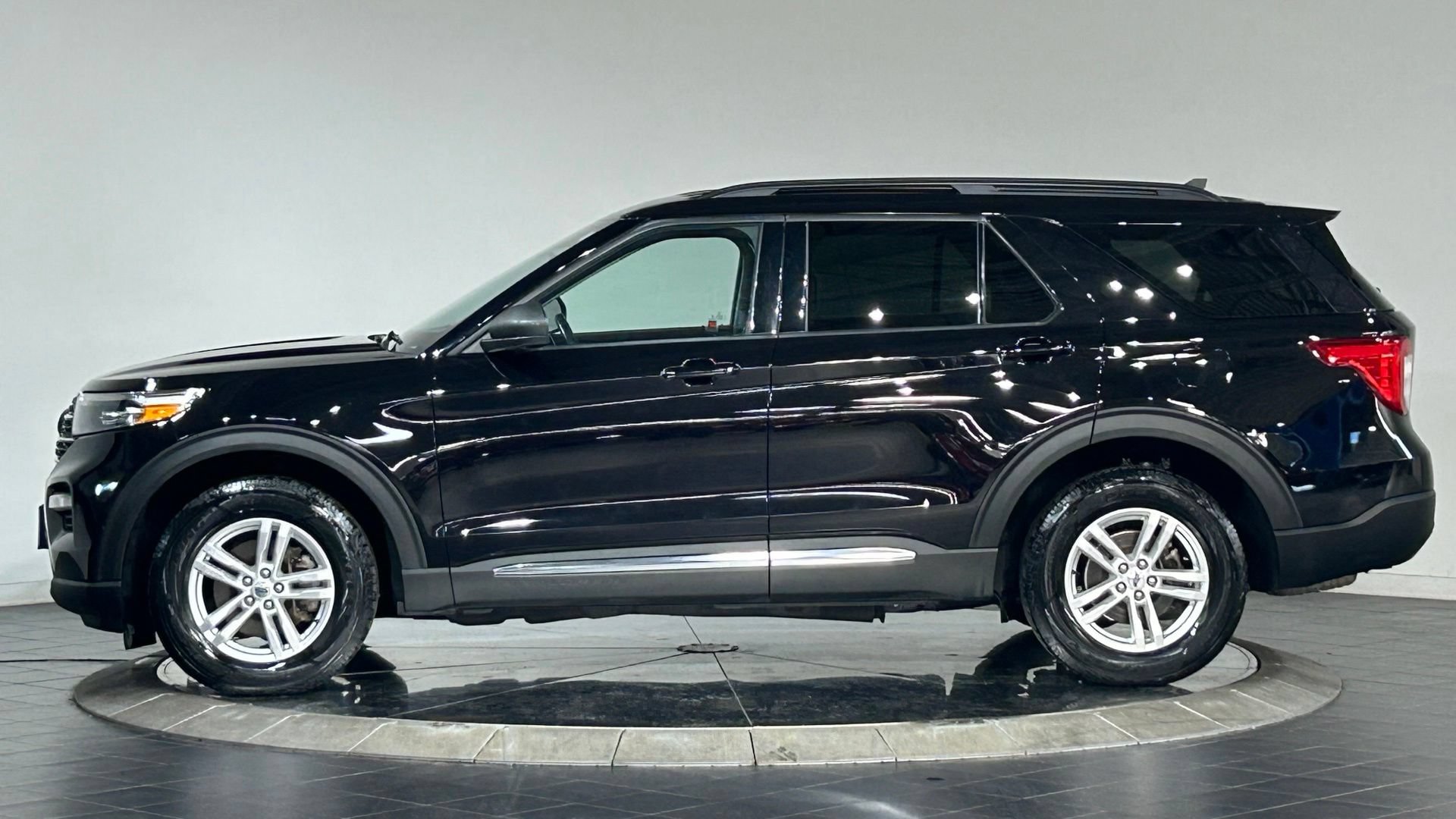 Used 2022 Ford Explorer XLT w/ Equipment Group 202A AWD/4WD image 6