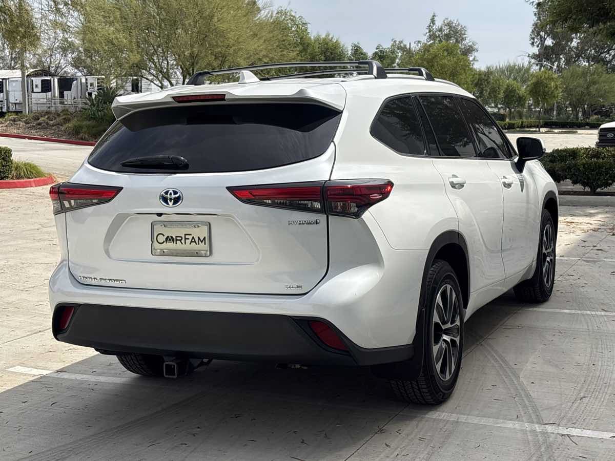 Used 2022 Toyota Highlander XLE FWD image 3