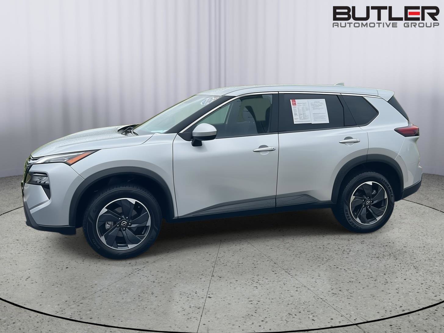 Used 2024 Nissan Rogue SV image 3