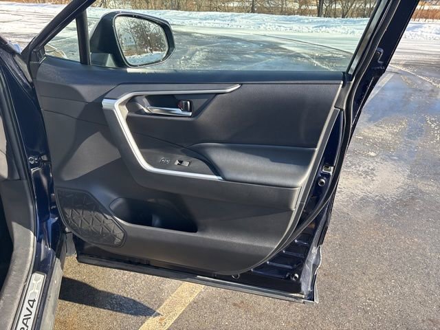 Used 2022 Toyota RAV4 XLE Premium image 9