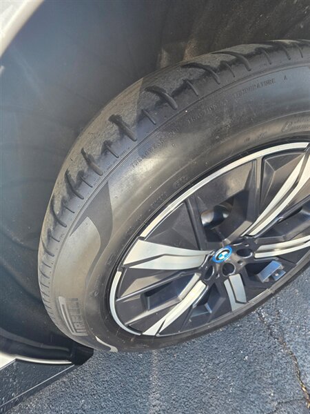 Used 2023 BMW iX xDrive50 w/ Sport Package AWD/4WD image 6