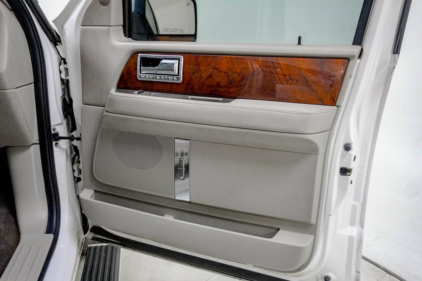 Used 2011 Lincoln Navigator L 4WD image 33