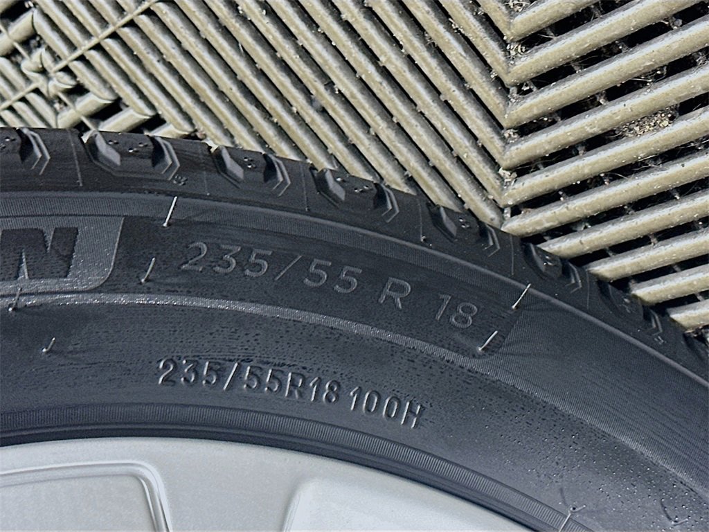 Used 2022 Volvo XC40 T4 Momentum image 32