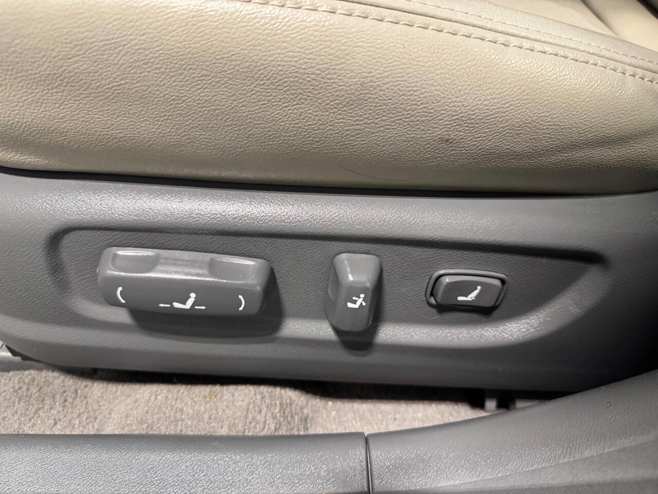 Used 2010 Hyundai Azera Limited w/ Navigation Pkg 3 image 10