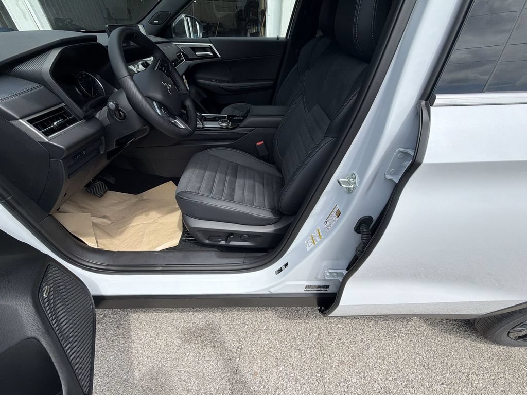 New 2026 Mitsubishi Outlander LE FWD image 12