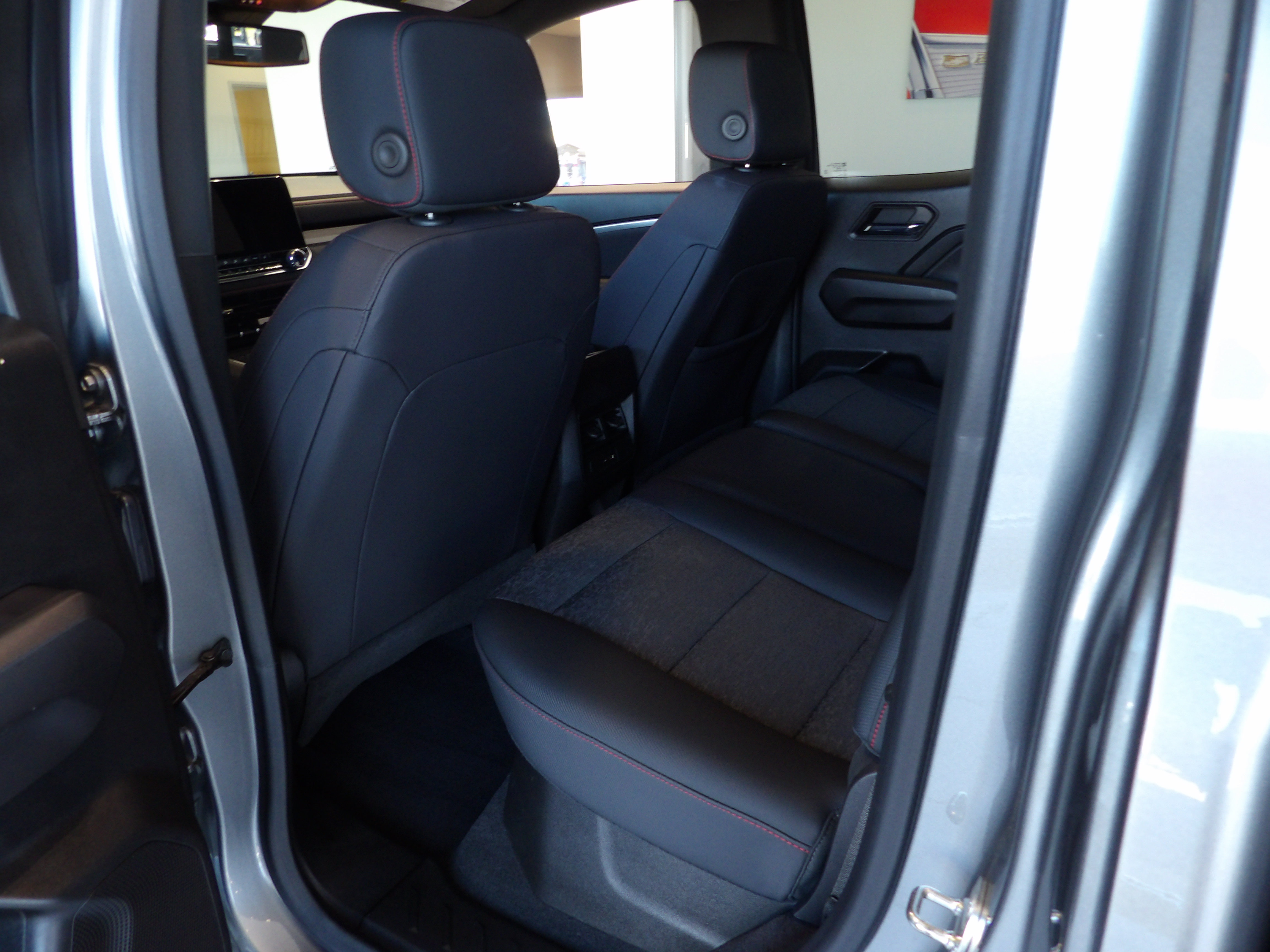 Used 2023 Chevrolet Colorado Z71 w/ Z71 Convenience Package 2 AWD/4WD image 17