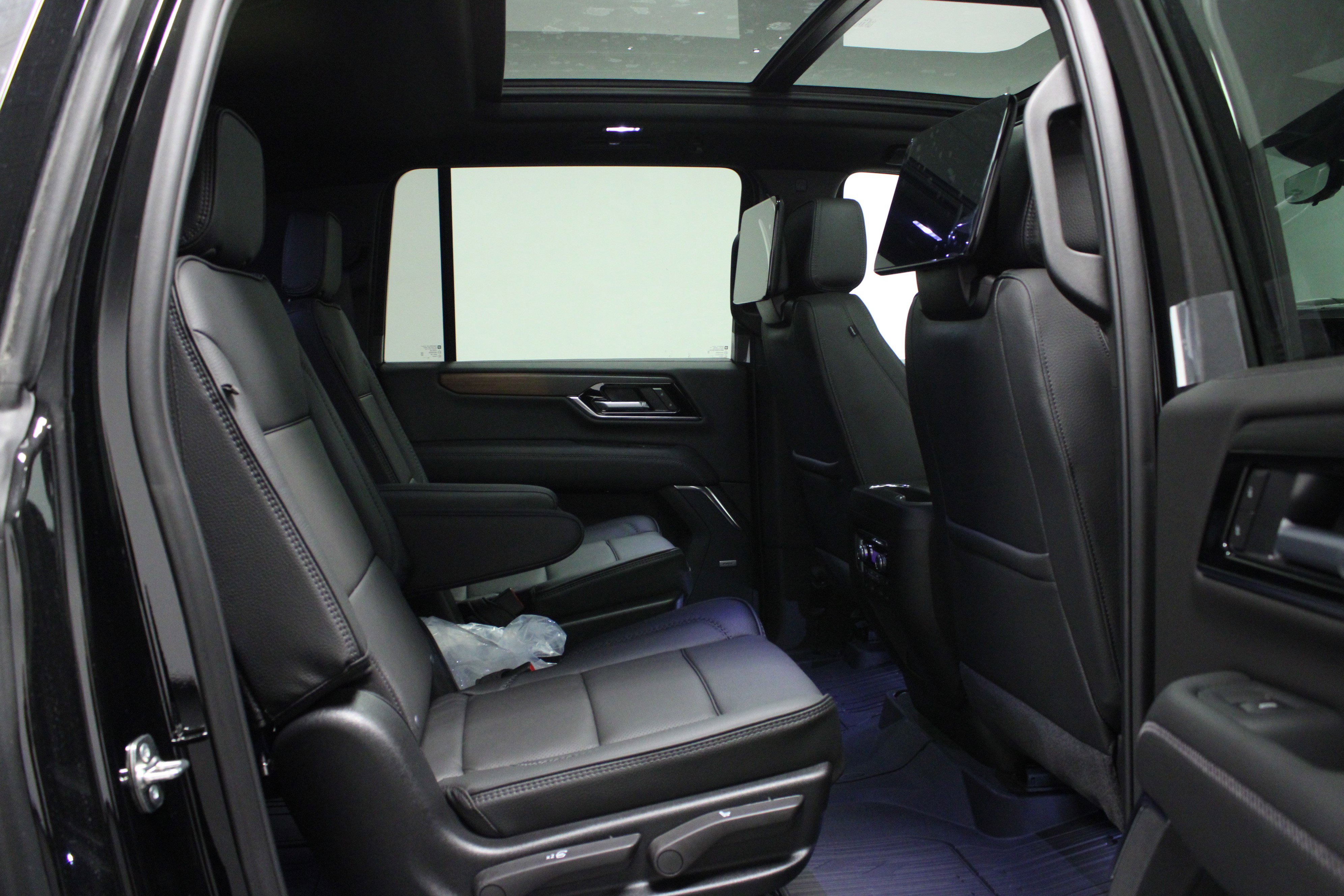 New 2026 GMC Yukon XL Denali w/ Denali Reserve Package image 16