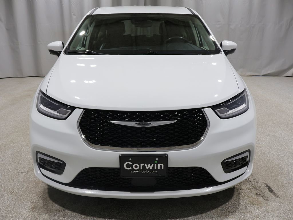 Used 2023 Chrysler Pacifica Touring-L image 17