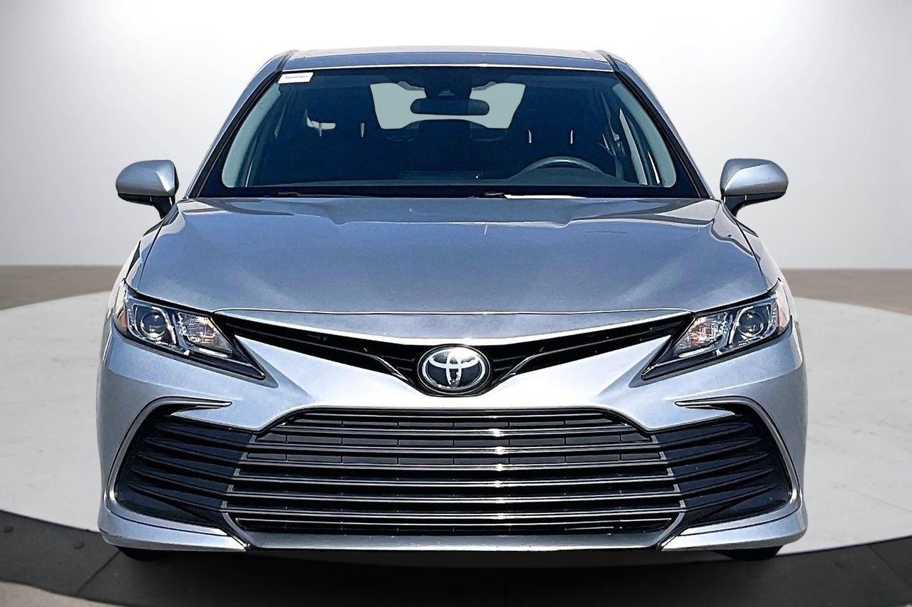 Used 2021 Toyota Camry LE image 3