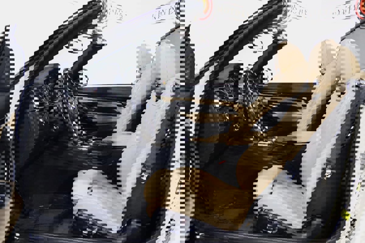 Used 2018 BMW M4 Convertible image 19