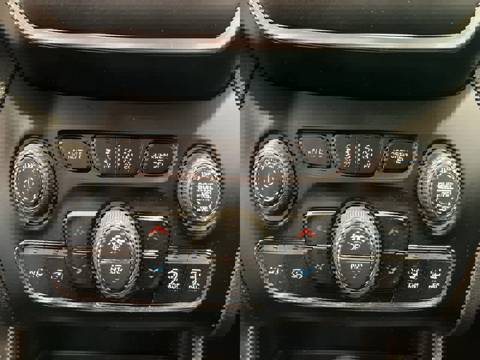 Used 2020 Jeep Cherokee Trailhawk w/ Cold Weather Group image 16