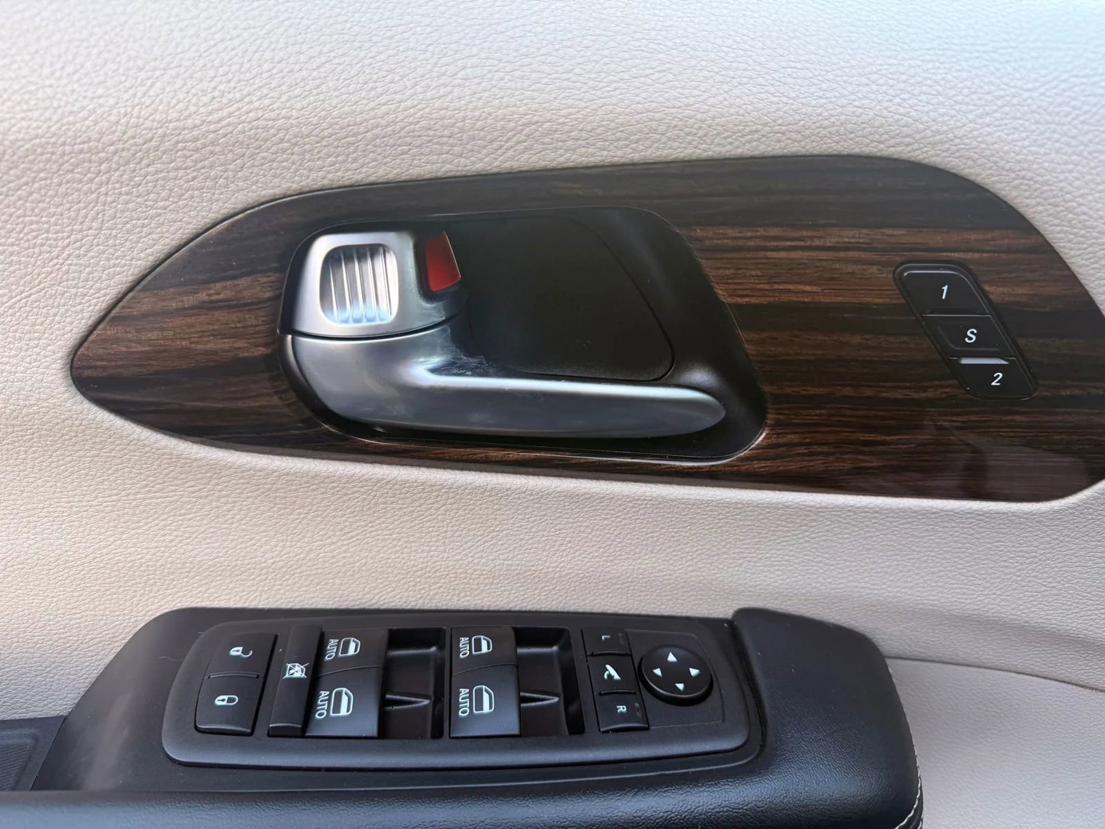 Used 2023 Chrysler Pacifica Limited image 9