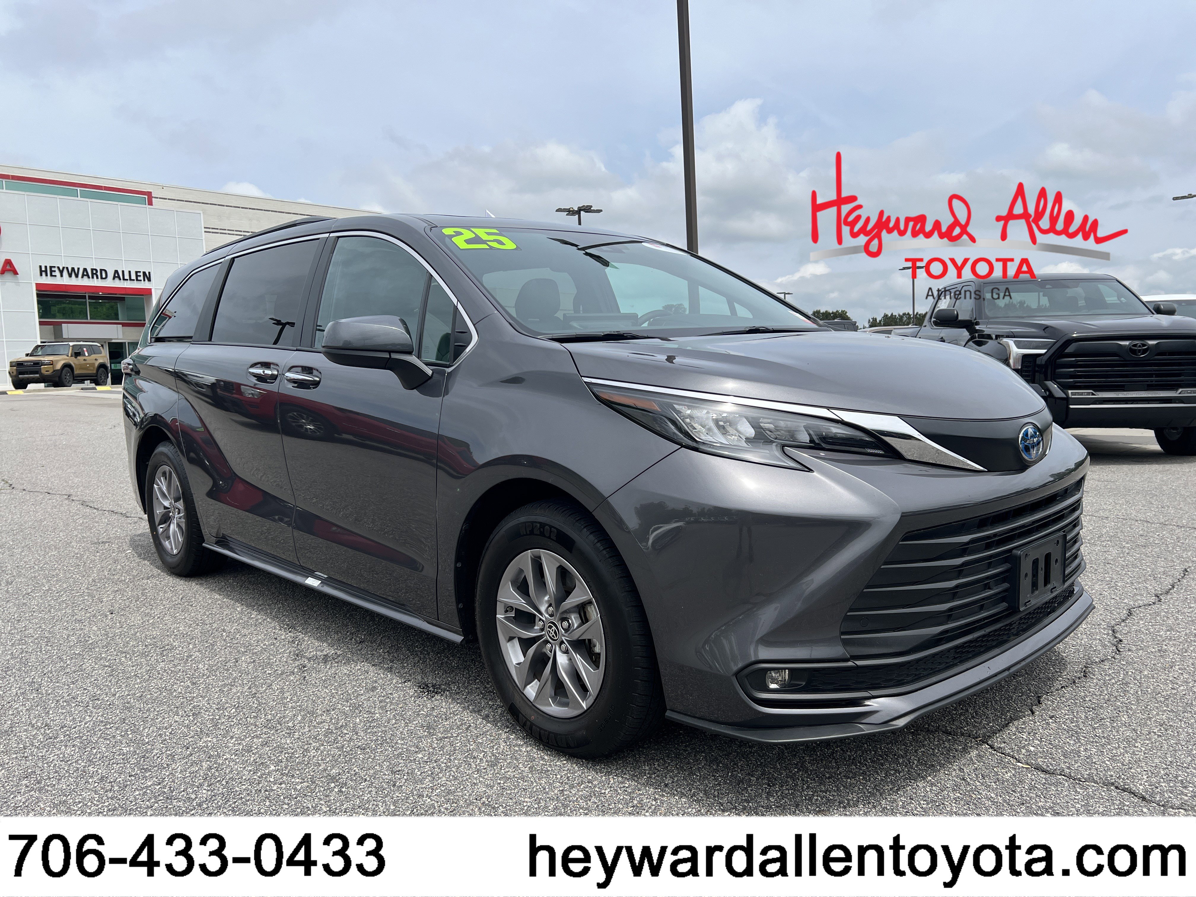 Certified 2025 Toyota Sienna XLE FWD image 1