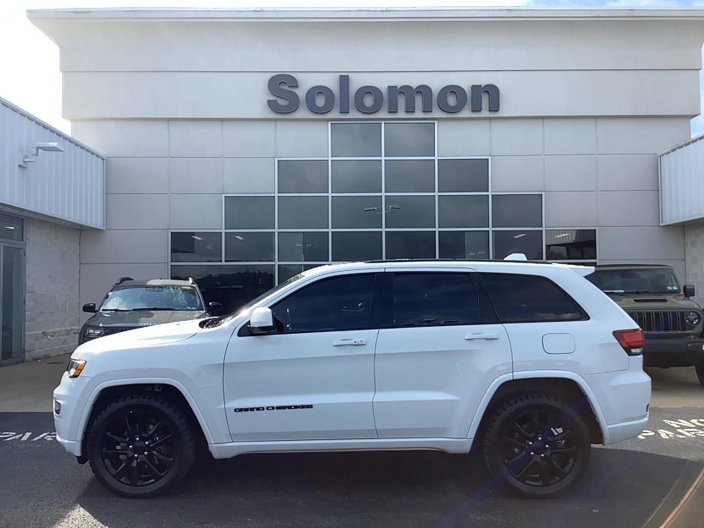 Used 2019 Jeep Grand Cherokee Altitude AWD/4WD image 1