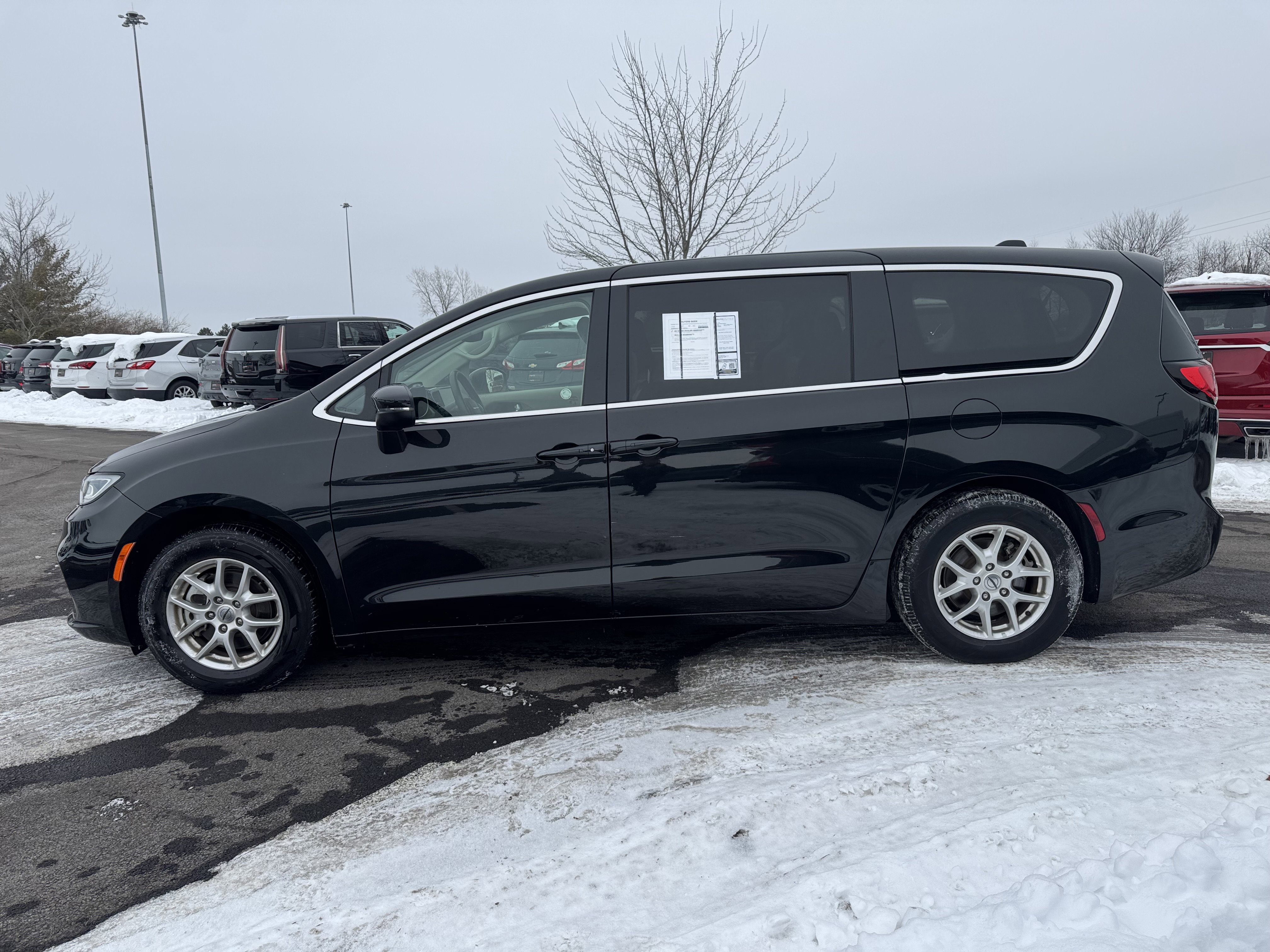 Used 2023 Chrysler Pacifica Touring-L image 5