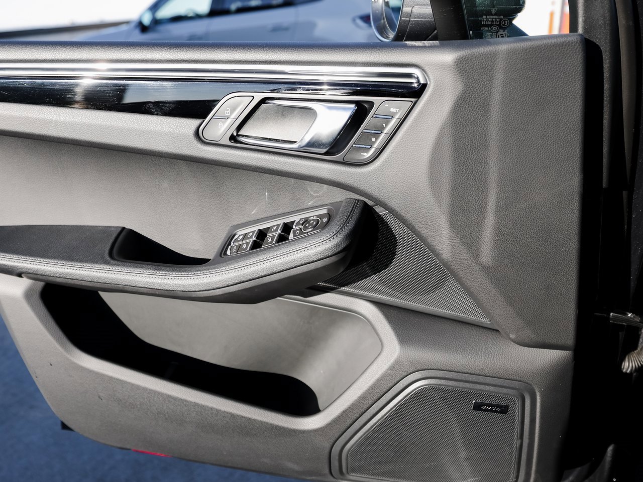 Certified 2025 Porsche Macan image 24