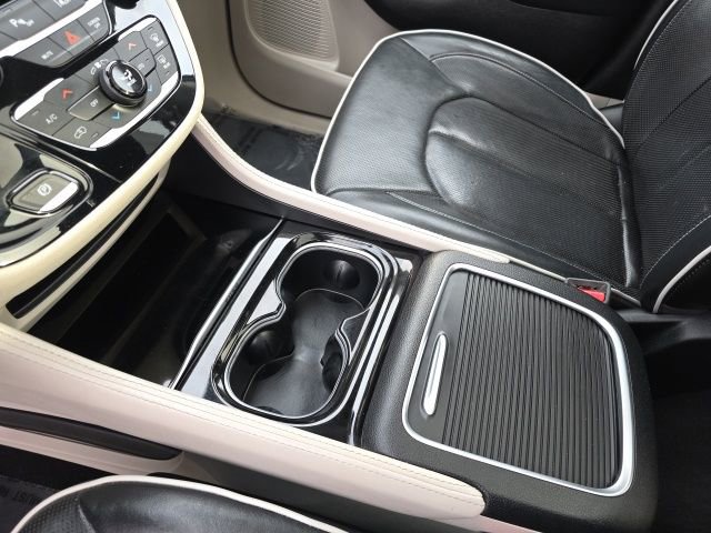 Used 2023 Chrysler Pacifica Limited FWD image 33