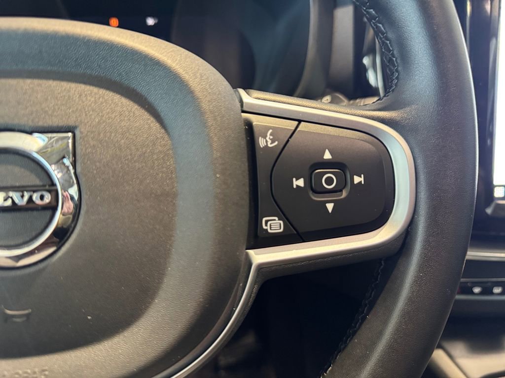 Certified 2025 Volvo XC60 B5 Core image 13