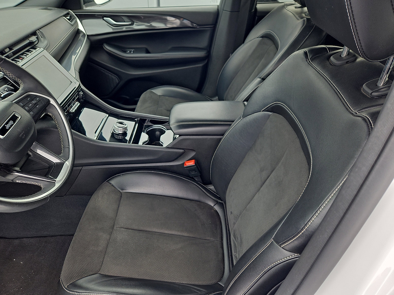 Used 2023 Jeep Grand Cherokee Altitude image 8