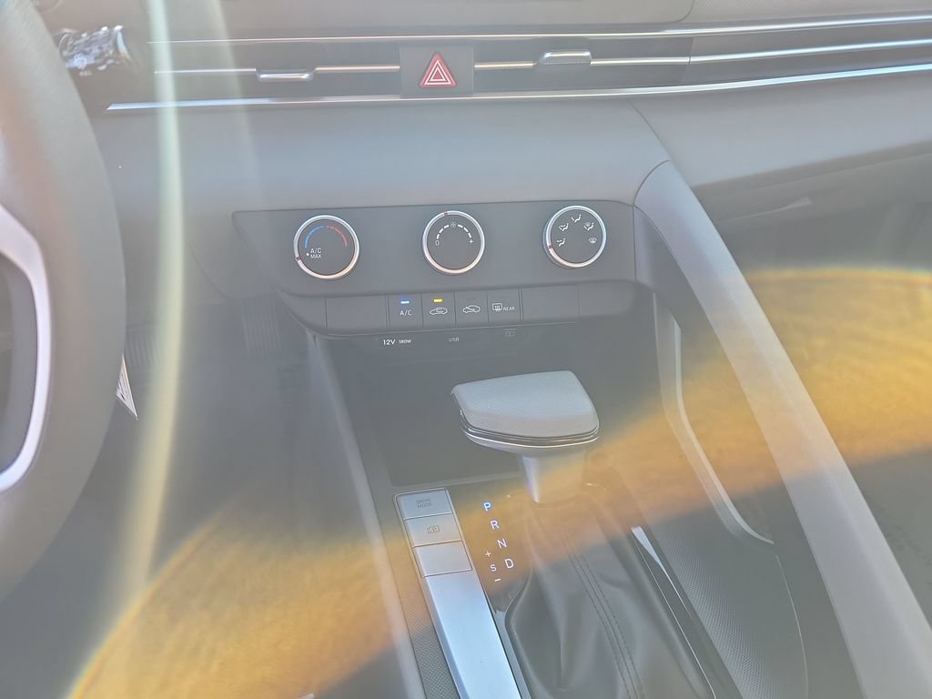Used 2025 Hyundai Elantra SE FWD image 17