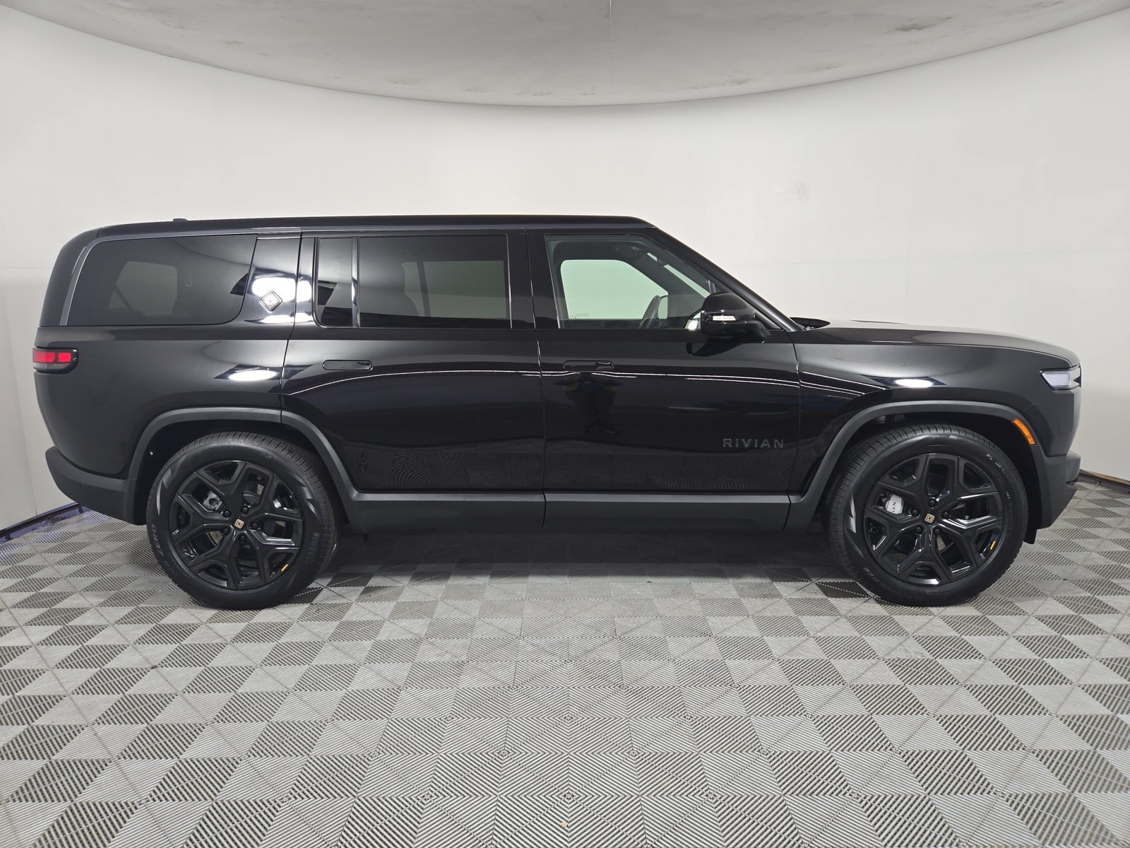 Used 2025 Rivian R1S Adventure Dual AWD/4WD image 6