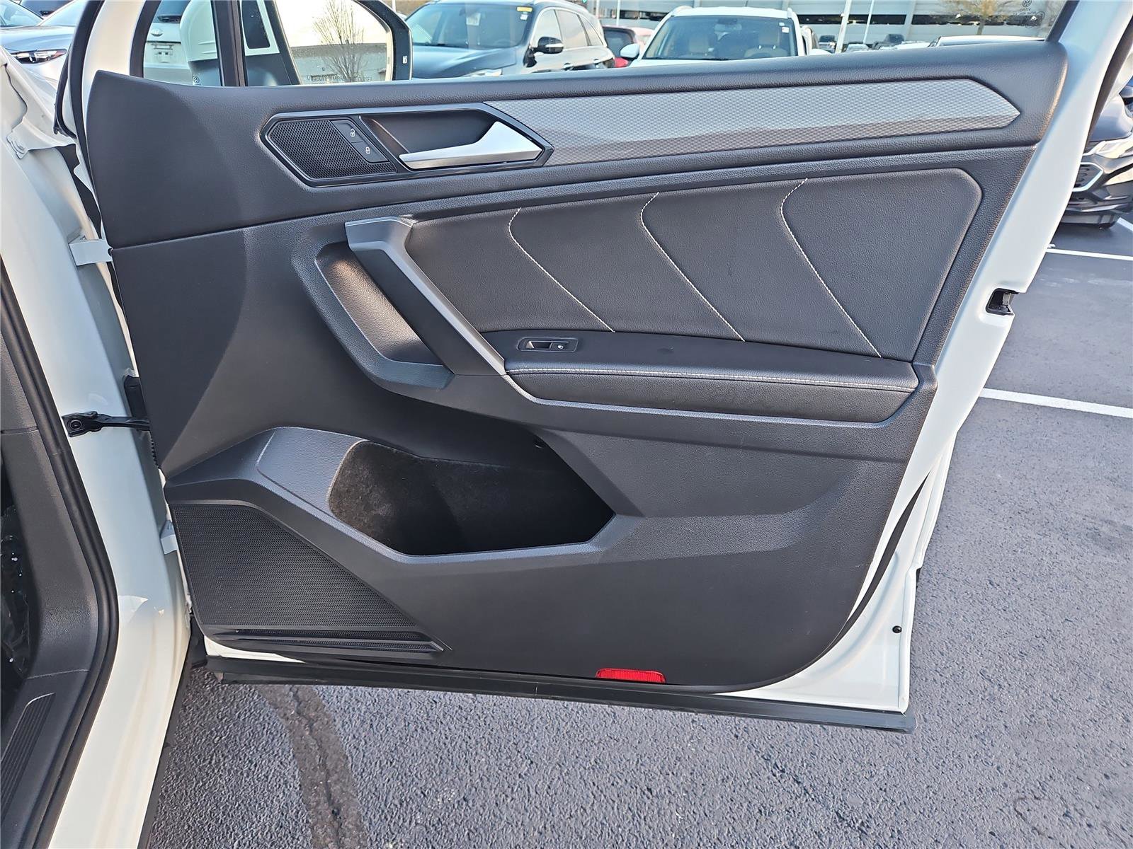 Used 2022 Volkswagen Tiguan SE w/ Panoramic Sunroof Package image 27