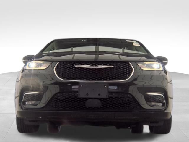 Used 2023 Chrysler Pacifica Touring-L FWD image 2