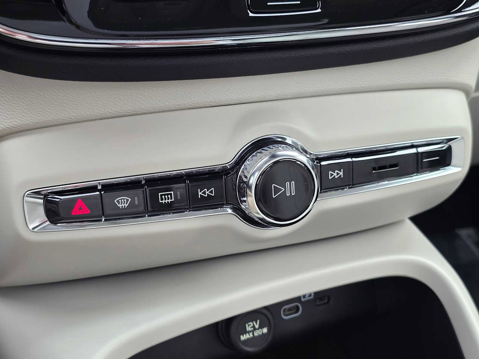 New 2026 Volvo XC40 B5 Plus w/ Protection Package Premier image 28