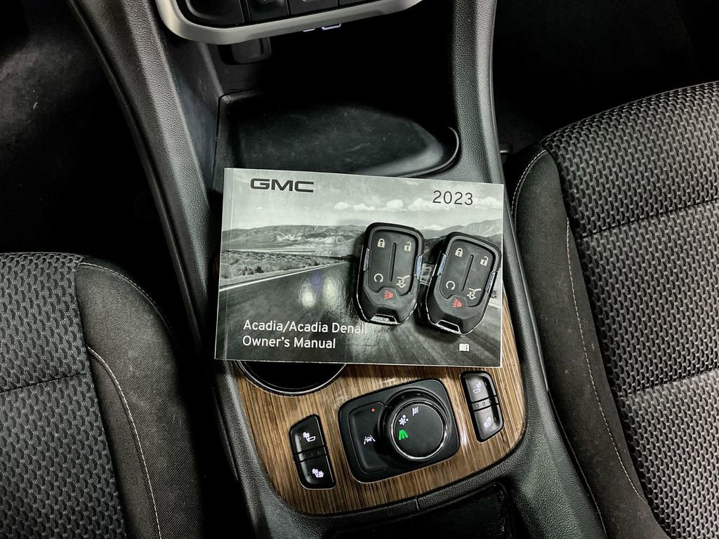 Used 2023 GMC Acadia SLE w/ Driver Convenience Package image 11