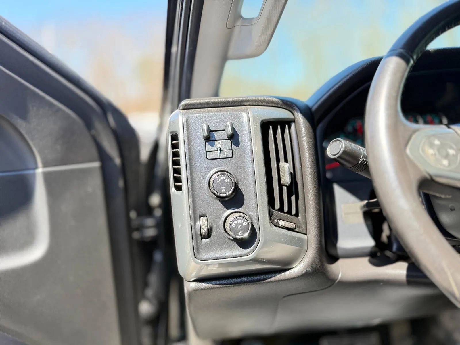 Used 2015 Chevrolet Silverado 2500 LT w/ LT Convenience Package image 17