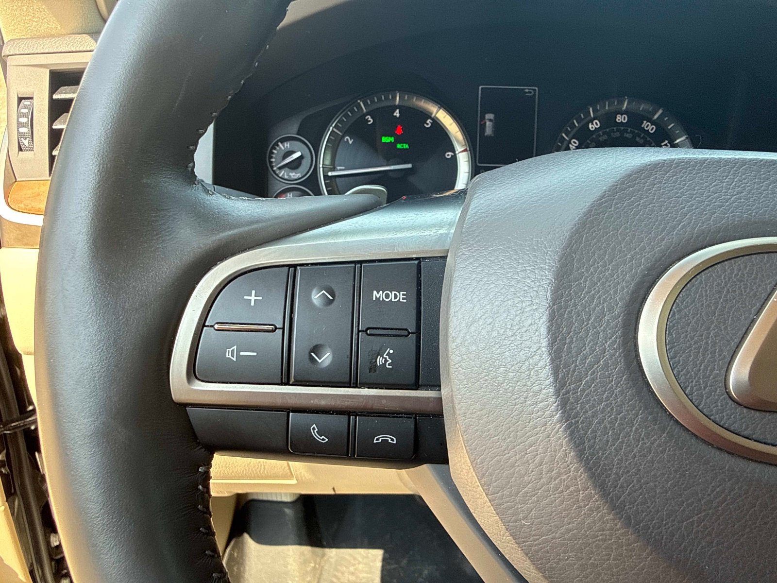Used 2020 Lexus LX 570 4WD w/ 3rd Row & Luxury Pkg image 24