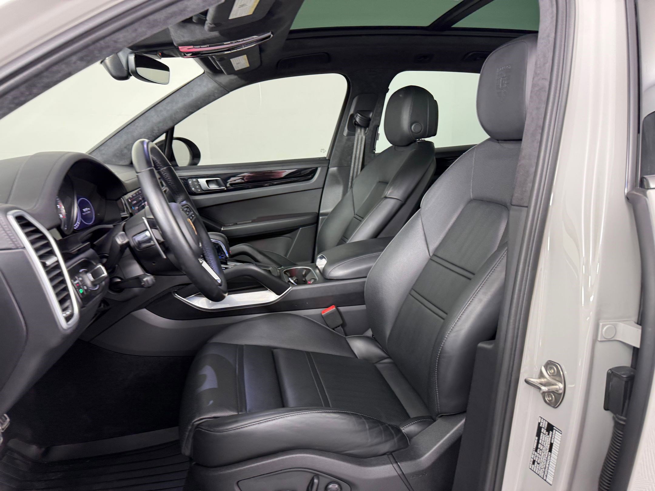 Certified 2023 Porsche Cayenne Turbo image 6