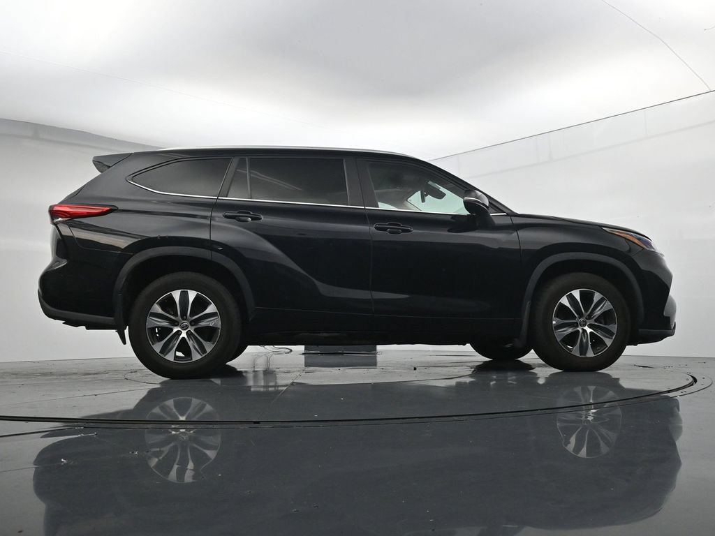Used 2023 Toyota Highlander XLE AWD/4WD image 38