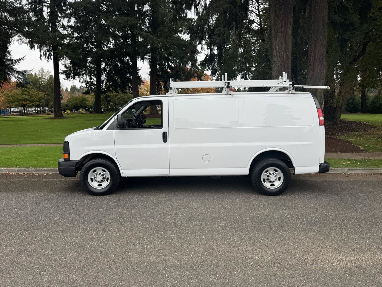 Used 2014 Chevrolet Express 2500 RWD image 2