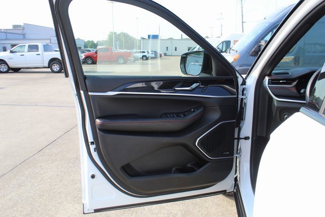 Used 2022 Jeep Grand Cherokee Trailhawk w/ Luxury Tech Group III image 12